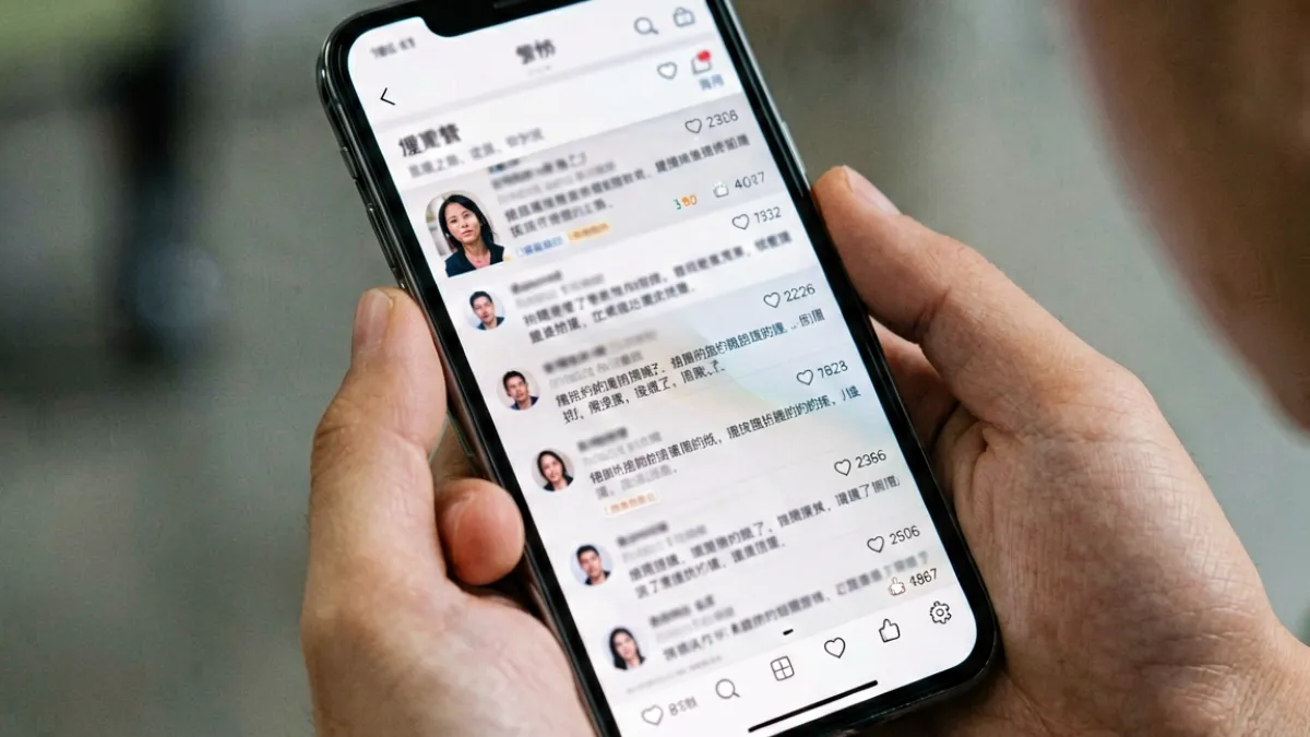 91黑料第一名事件：某网红私信截图曝光后评论区爆炸，手机屏幕上密密麻麻的讨论留言